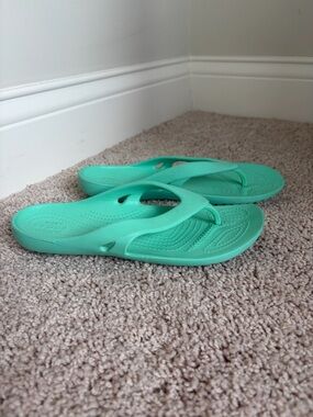 CROCS Mint Green Cushioned Women’s Slip-On Flip Flop Sandals Size 7